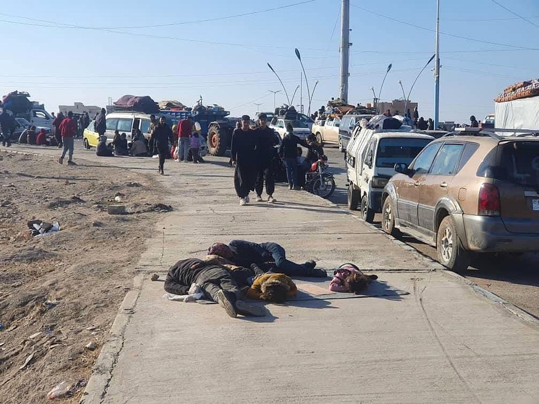 Беженцы из Алеппо спят на дороге в населенном пункте Табка, провинция Ракка